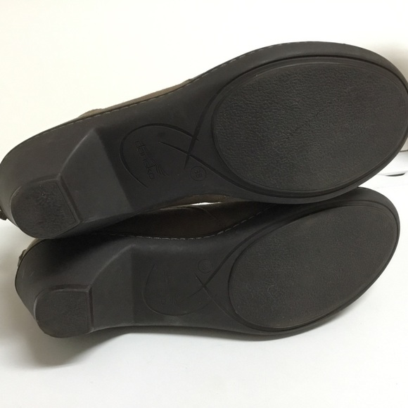 Dansko Bonita tan suede ankle boot with cut outs / EUC - Picture 15 of 16